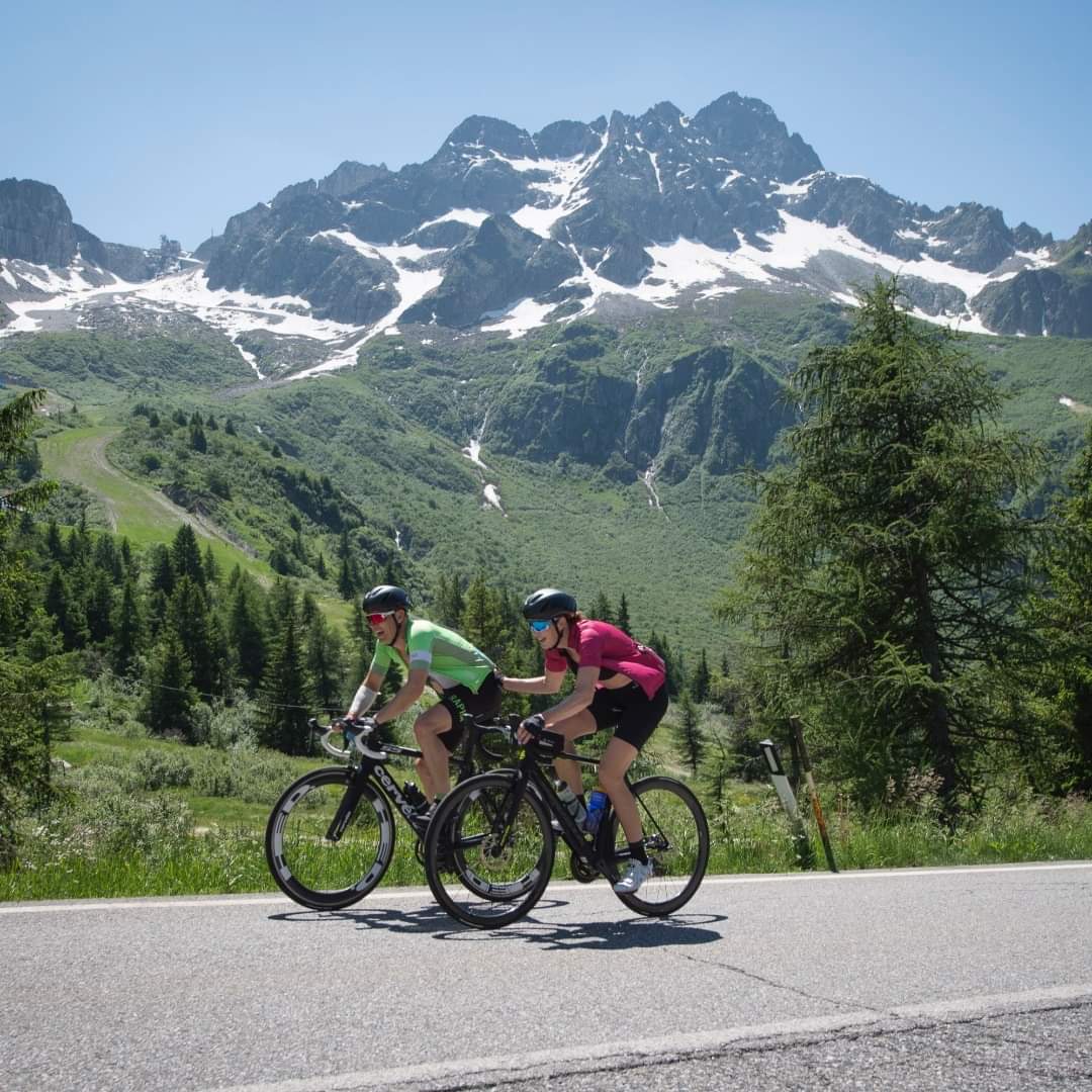 Marianne dytter Tom Atle på Passo Tonale. Foto: Tourtransalp.